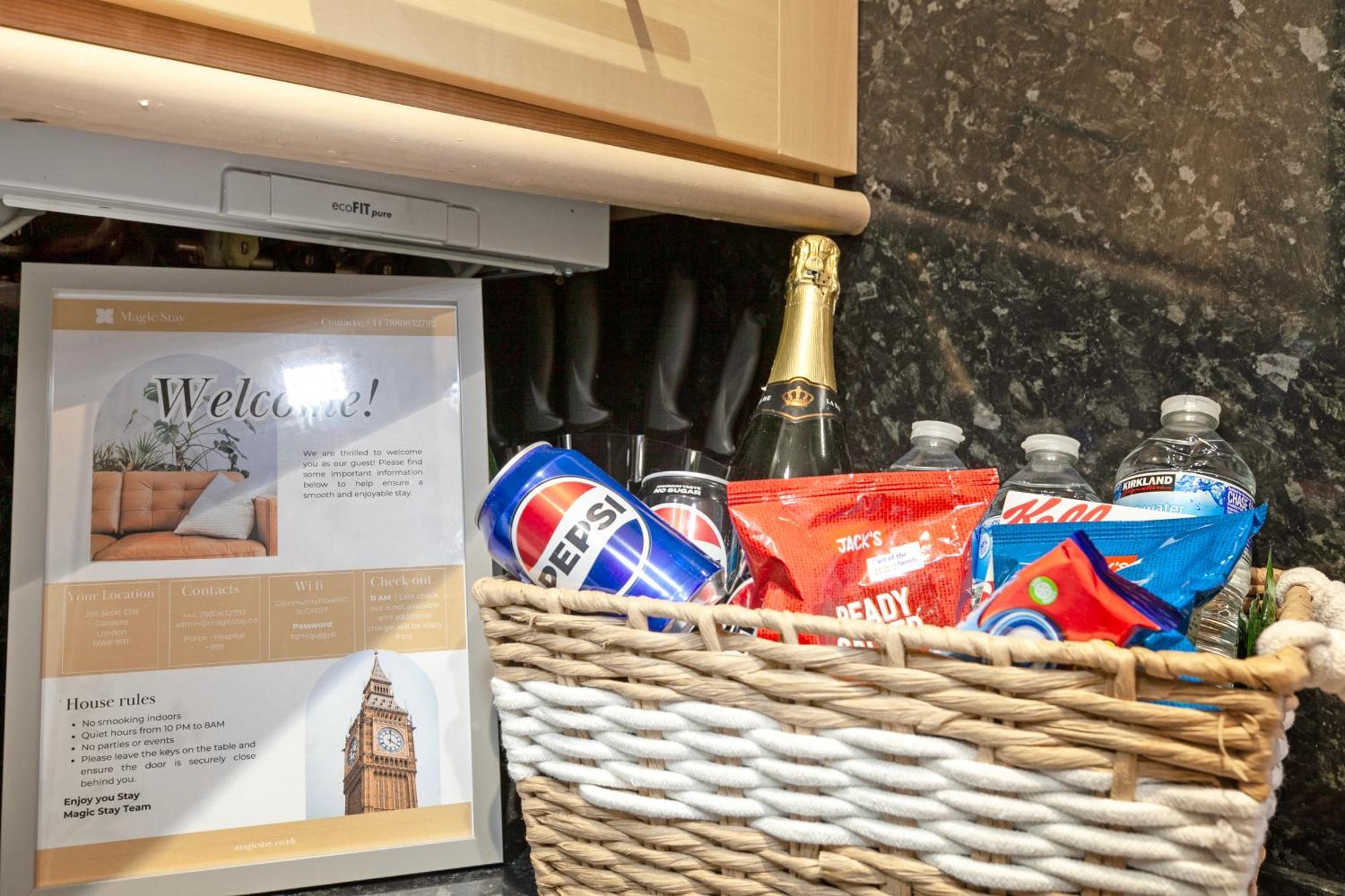Beautiful 3 Bedroom Flat In Scott Ellis Gardens Londra Esterno foto