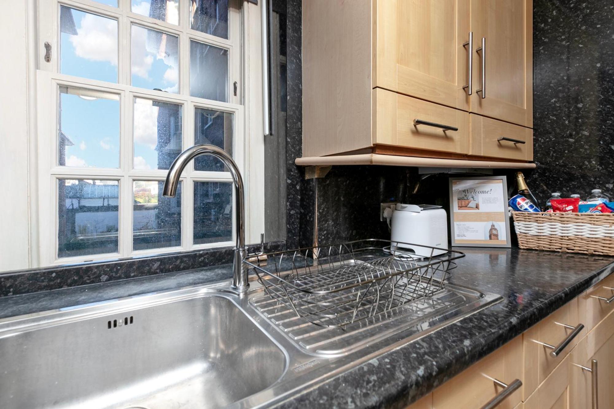 Beautiful 3 Bedroom Flat In Scott Ellis Gardens Londra Esterno foto