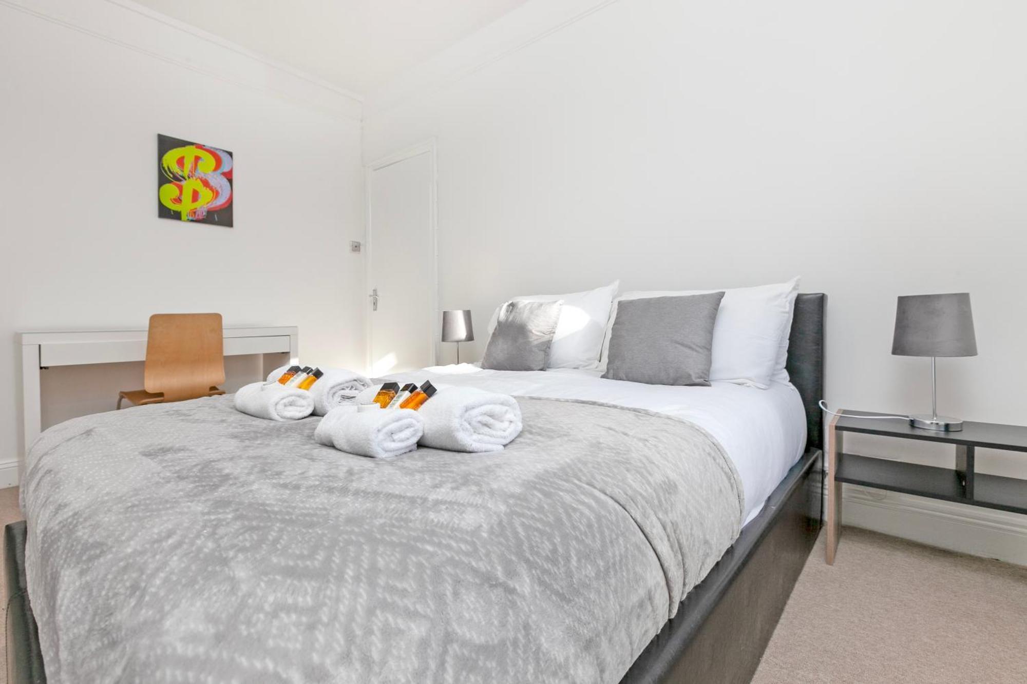 Beautiful 3 Bedroom Flat In Scott Ellis Gardens Londra Esterno foto