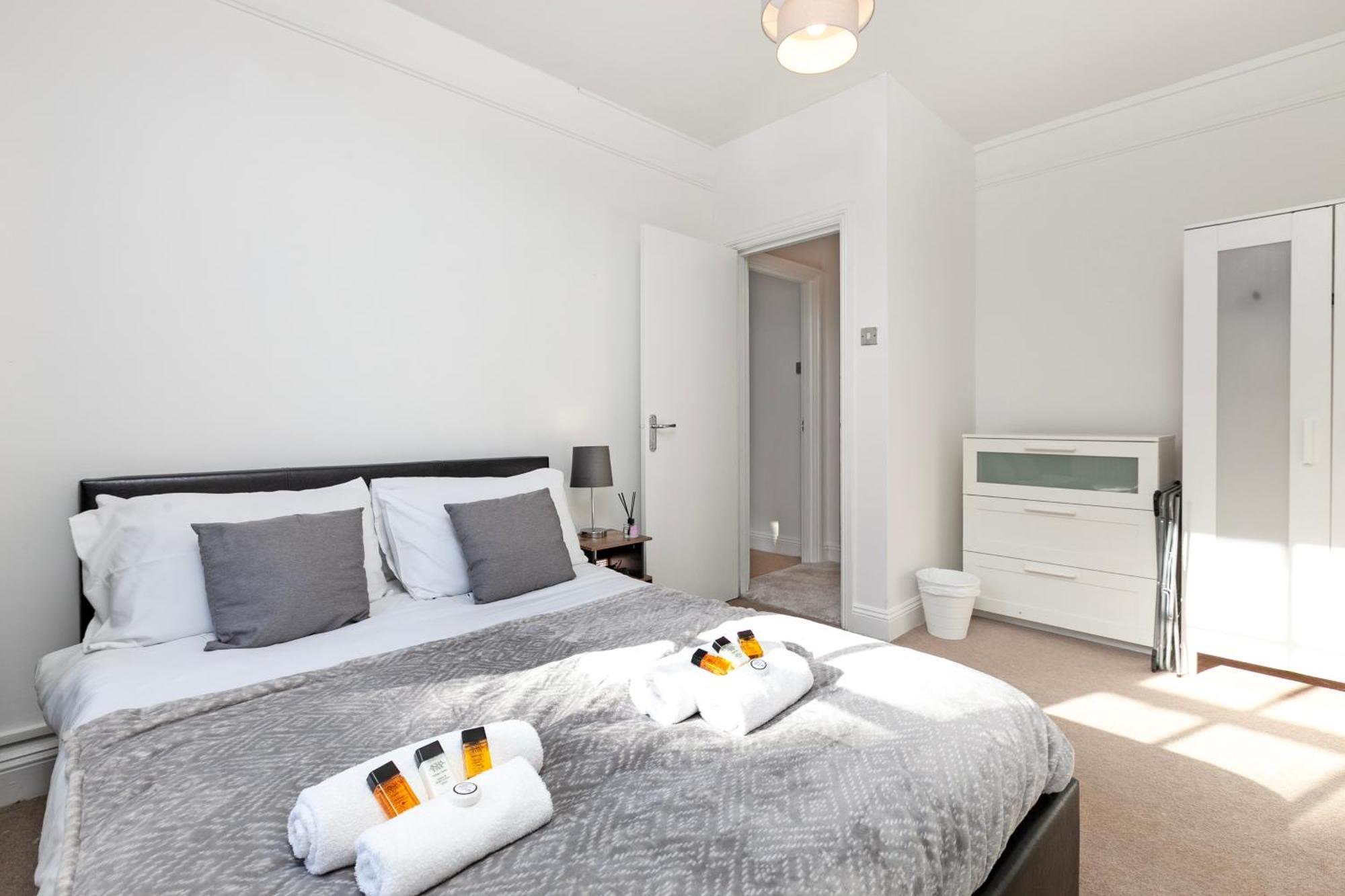 Beautiful 3 Bedroom Flat In Scott Ellis Gardens Londra Esterno foto
