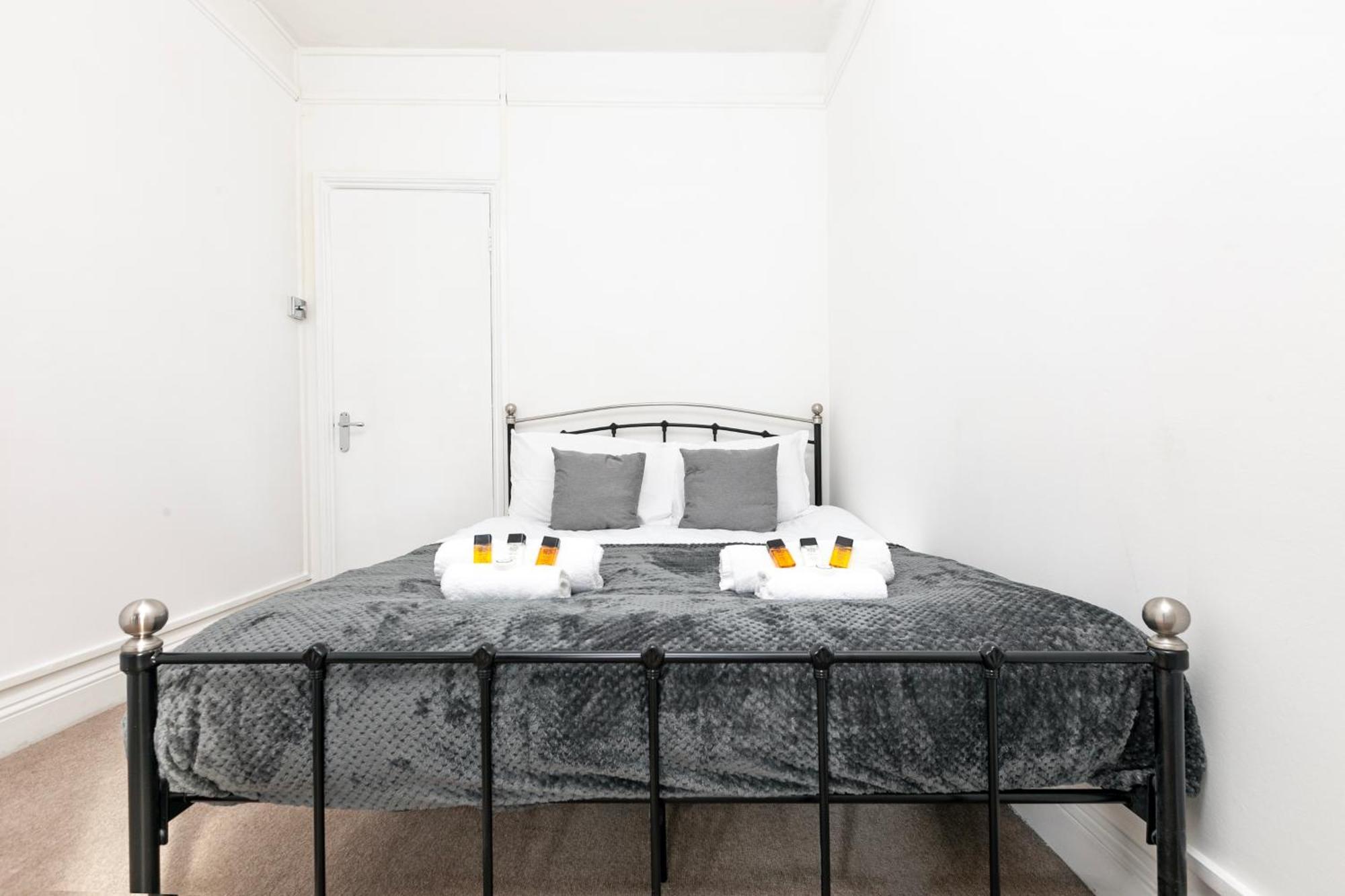 Beautiful 3 Bedroom Flat In Scott Ellis Gardens Londra Esterno foto